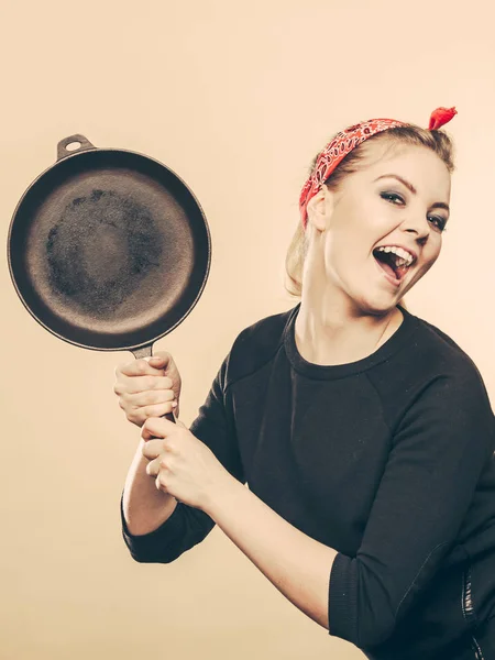 Mujer de estilo retro divirtiéndose con accesorios de cocina . — Foto de Stock