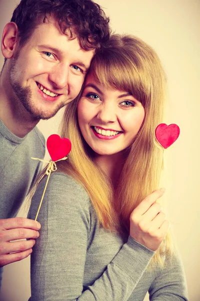 Jugendliches Paar mit Herz. — Stockfoto