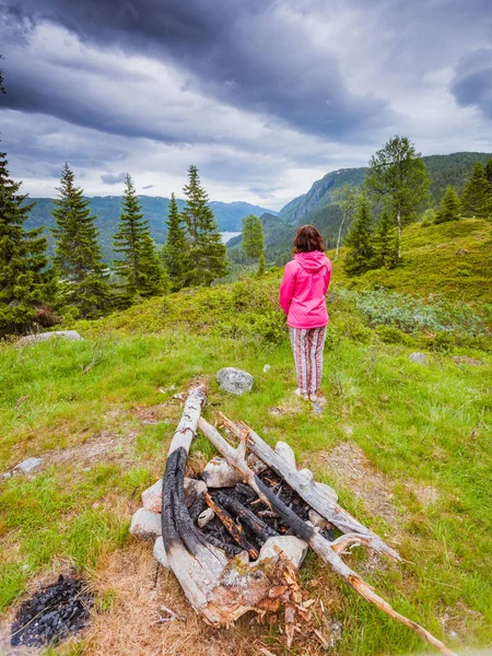 Turist kadının dağlar manzara Norveç'te. — Stok fotoğraf