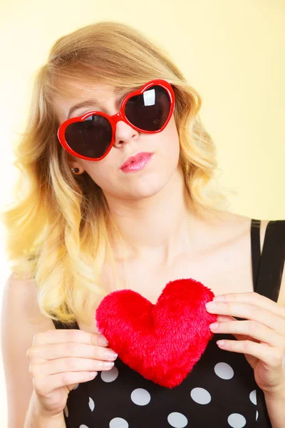 Vrouw met rood hart-liefde-symbool — Stockfoto