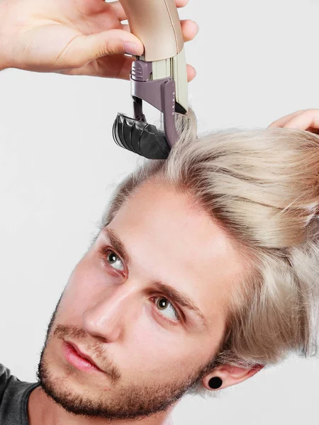 El hombre va a afeitarse el pelo largo — Foto de Stock