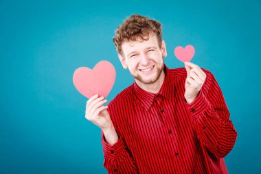 Kırmızı kalp aşık çocuk.