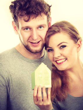 Genç çift ev modeli ile.