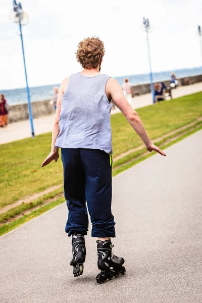 남성 운동 운동복을 입고 rollerblades에 야외. — 스톡 사진