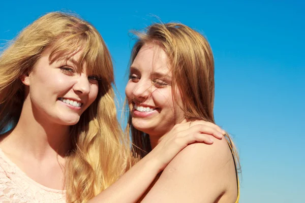 Duas mulheres melhores amigos se divertindo ao ar livre — Fotografia de Stock