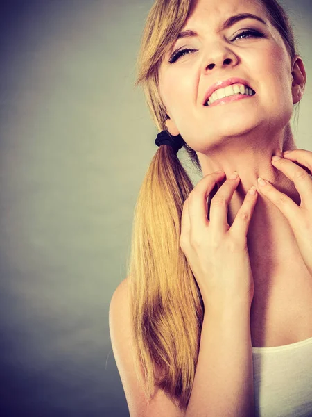 Frau kratzt sich mit allergischem Ausschlag am juckenden Hals — Stockfoto