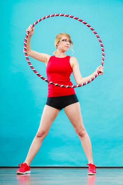 Fit mulher com hula hoop fazendo exercício — Fotografia de Stock