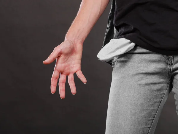 Hombre mostrando bolsillos vacíos — Foto de Stock