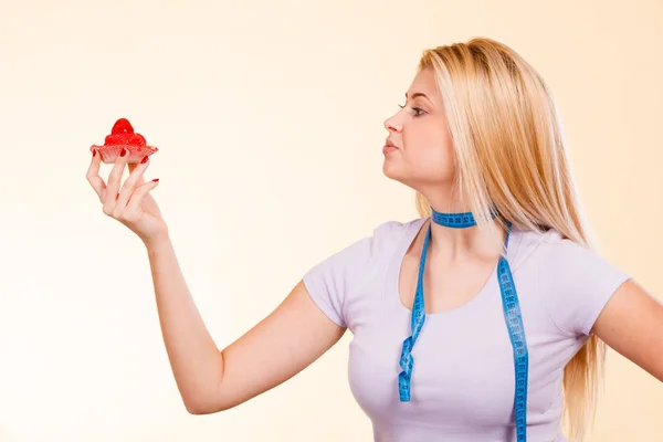 Frau hält Erdbeer süßen Cupcake — Stockfoto