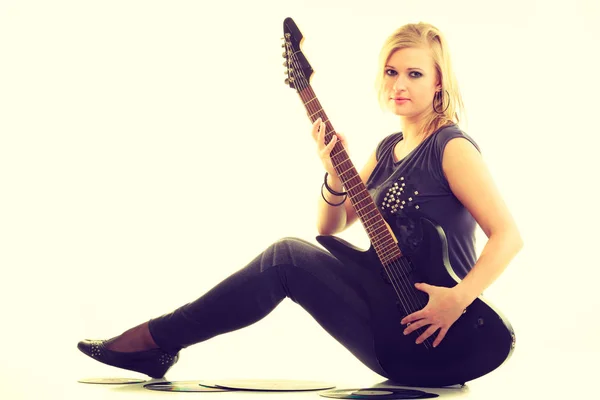 Mulher com guitarra elétrica e disco de vinil . — Fotografia de Stock