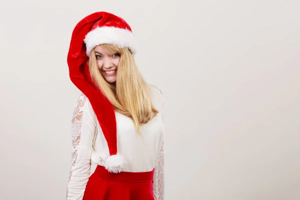 Щаслива мила жінка в капелюсі Санти. Різдво . — стокове фото