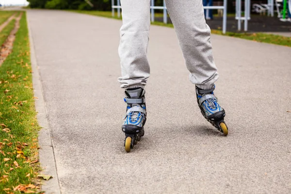 Patas humanas patinando usando ropa deportiva . — Foto de Stock