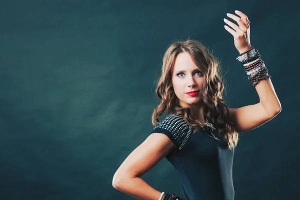 Femme avec bijoux en robe de soirée noire — Photo