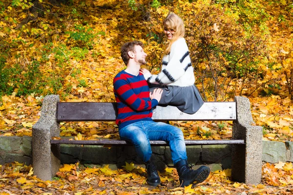 Para kochanków w jesień parku na ławce — Zdjęcie stockowe