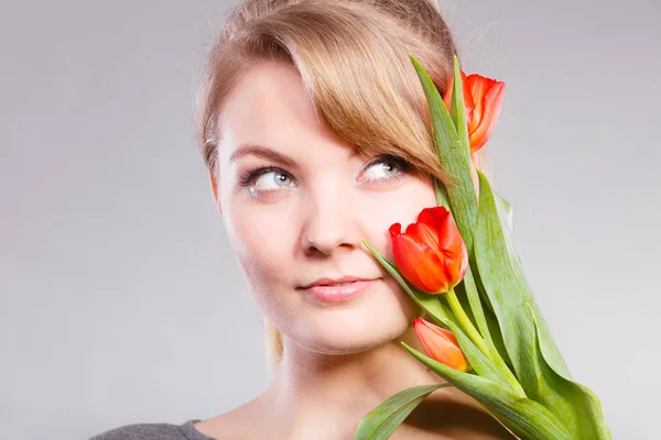 Flicka med tulip känna anslutning till naturen. — Stockfoto