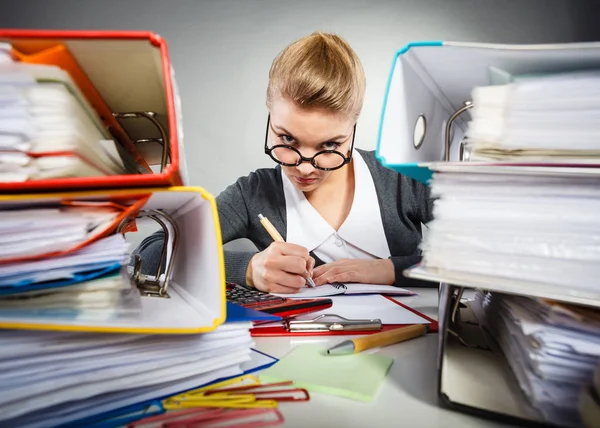 Çalışmalar sırasında meşgul katip.