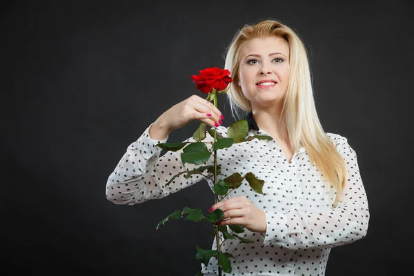 黒にバラの花を持った女性 — ストック写真