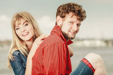 Seven çift boş zaman birlikte deniz kenarında vakit