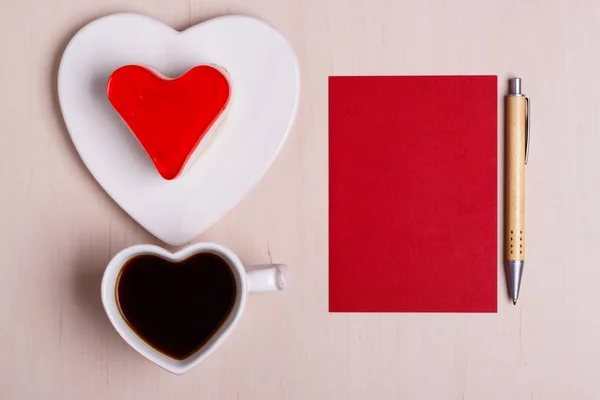 Pastel de taza de café en forma de corazón y papel en blanco —  Fotos de Stock