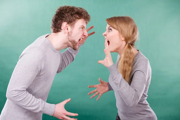 Mann und Frau schreien und streiten. — Stockfoto