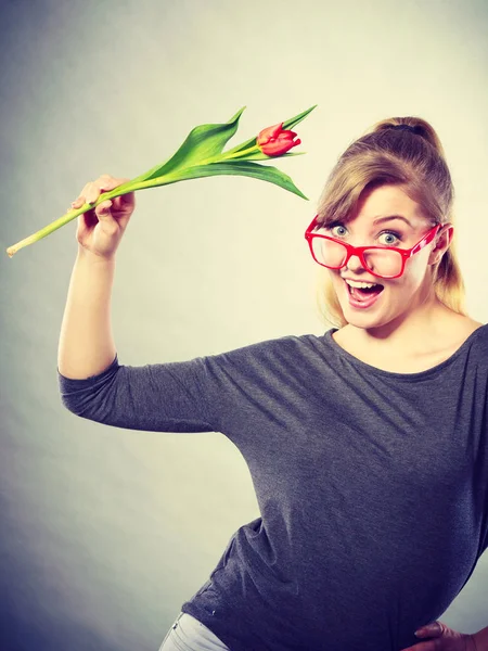 Девушка-ботаник машет цветами . — стоковое фото