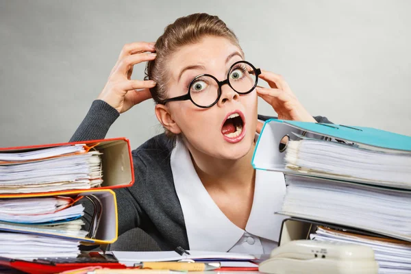 Secretaria asustada en el escritorio . — Foto de Stock