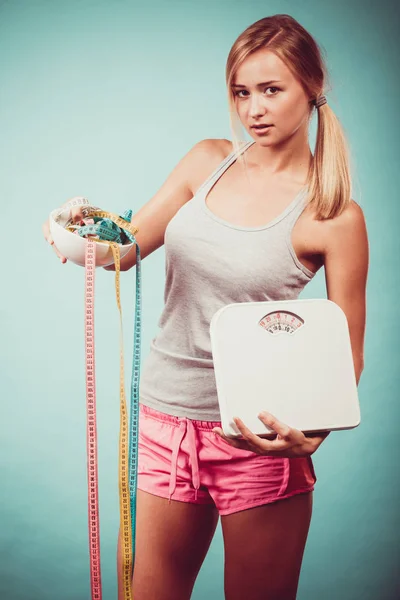 테이프를 측정 하는 저울과 소녀입니다. 체중 감소. — 스톡 사진