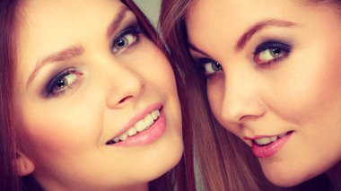 Büyüleyici pozitif kadın kardeşler.