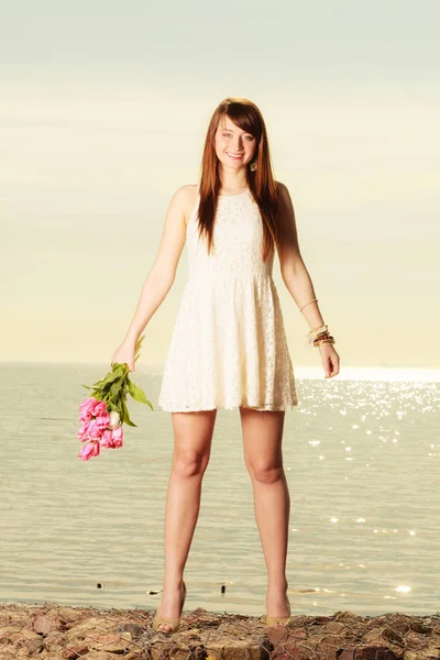 Kumsalda buket çiçek tutan güzel kadın — Stok fotoğraf