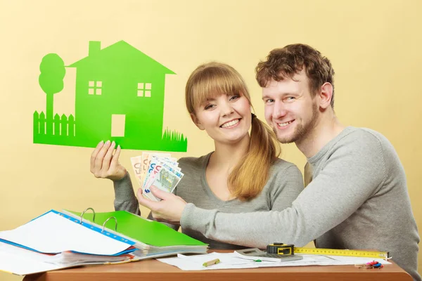 Casal com casa e dinheiro . — Fotografia de Stock