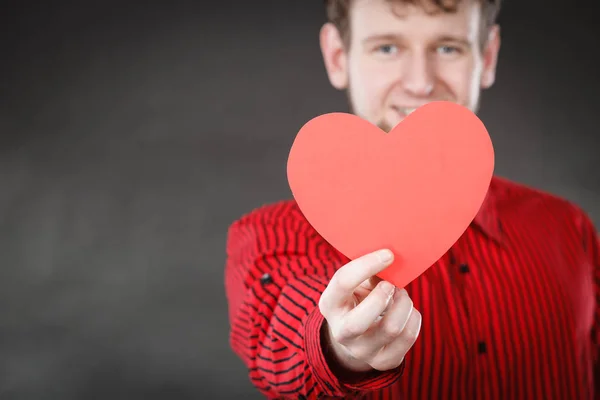 Pojken i kärlek med rött hjärta. — Stockfoto