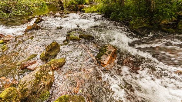 Fluxo nas montanhas, Noruega . — Fotografia de Stock