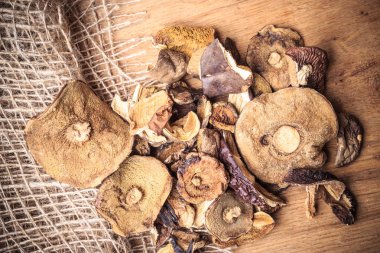 Ahşap rustik masa üzerinde kuru mantar.