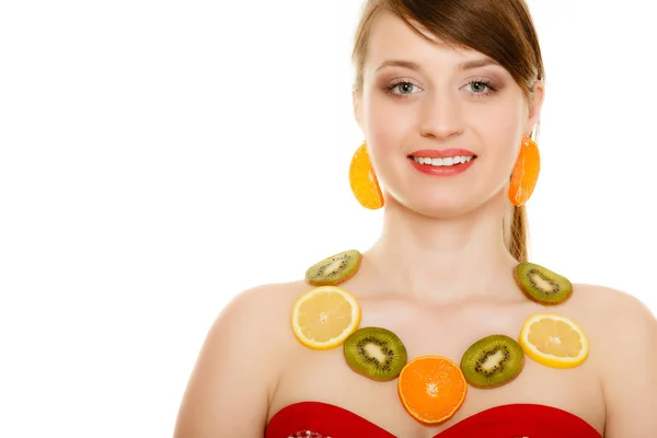 Dieet. meisje met ketting van verse citrusvruchten geïsoleerd — Stockfoto