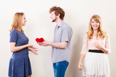 Mutlu üçgen ilişki