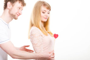 Kadın ona özür dilemeyi adama kızgın.