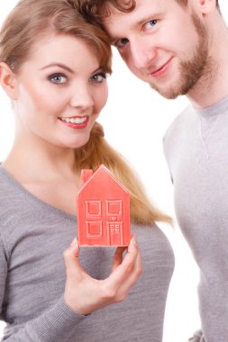 Genç çift ev sembolünü gösterirken girerler.