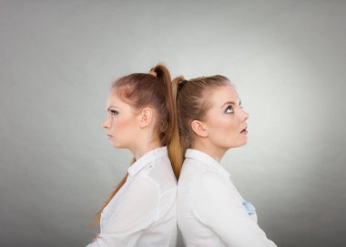 Onların ilişki çatışmada geçmekte kızlar