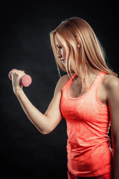 Fitness sporty girl lifting weights — Stock Photo, Image