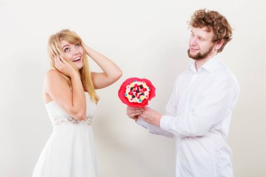 Mutlu çift şeker demet çiçekler ile. Aşk.