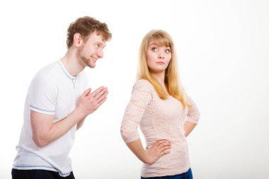 Kadın ona özür dilemeyi adama kızgın.