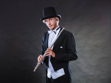 Zarif giyimli müzisyen flüt tutan