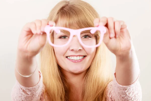 Glad ung kvinna tjej med glasögon. — Stockfoto