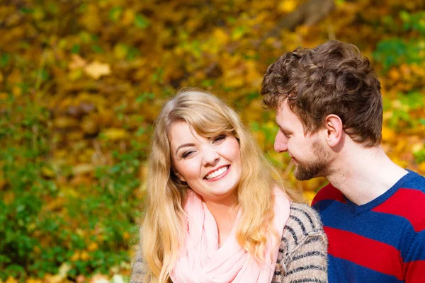 Lovers couple in autumn park on bench — Stock Photo, Image