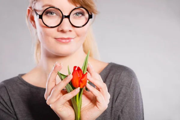 Piękna kobieta z tulip kwiat. — Zdjęcie stockowe