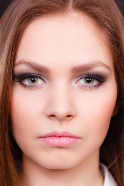 Zarif gözlü çekici kadın makyaj.