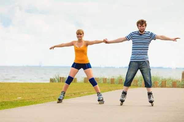 रोलर स्केट्स वर युवा कपल बाहेर राइडिंग — स्टॉक फोटो, इमेज