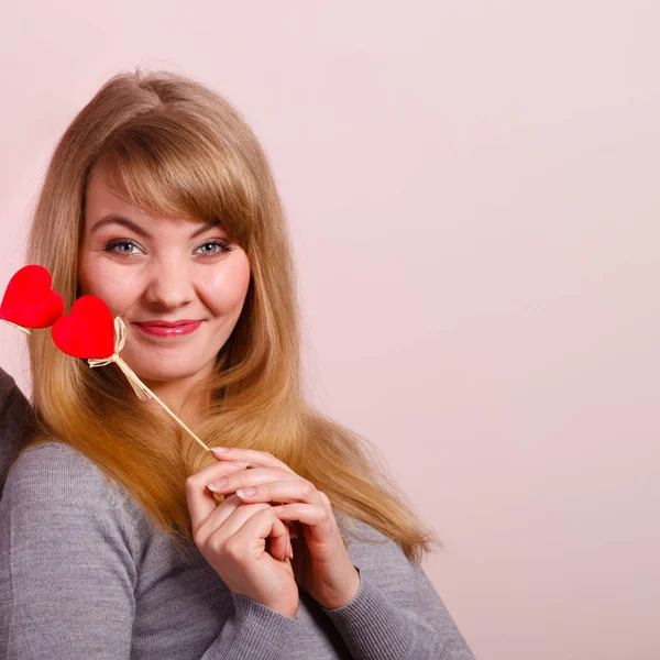 Chica encantadora jugando con corazones en palos . — Foto de Stock