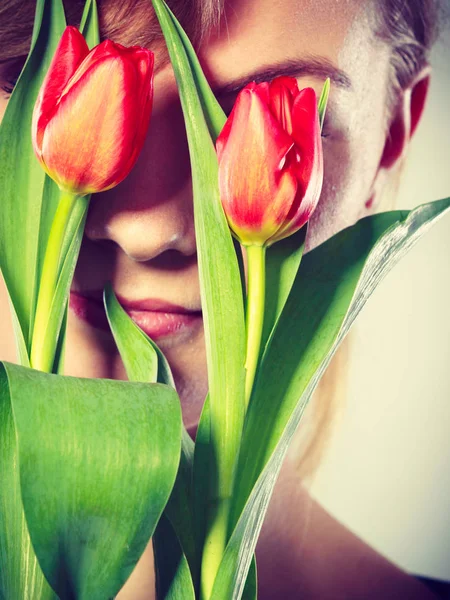 Mädchen mit Tulpe fühlen Verbindung zur Natur. — Stockfoto