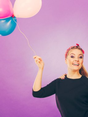 Balonlarla eğleniyor gülümseyen çılgın kız.